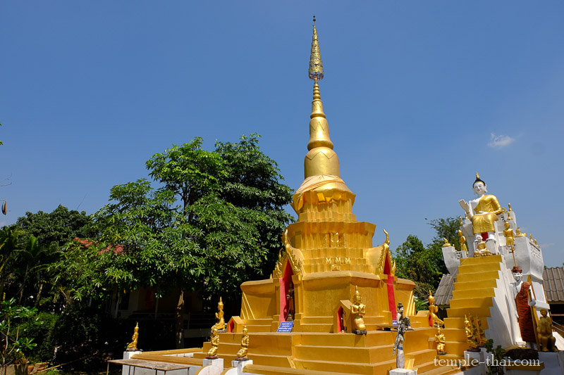 stupa doré de base carré