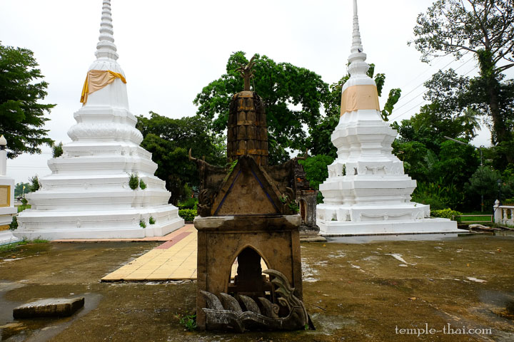 deux stupas blancs