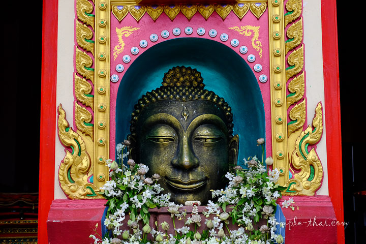 bouddha en haut-relief sous le porche d'entrée