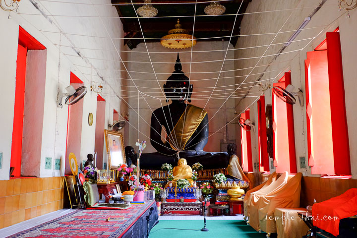 L'étroite salle d'ordination