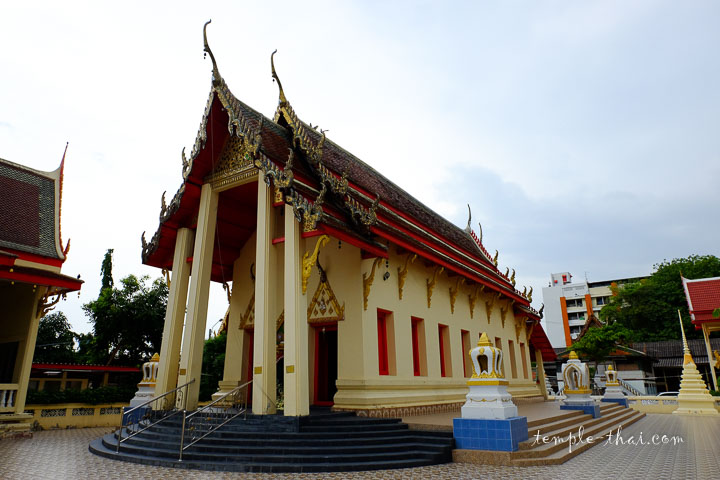 La longue et fine salle d'ordination