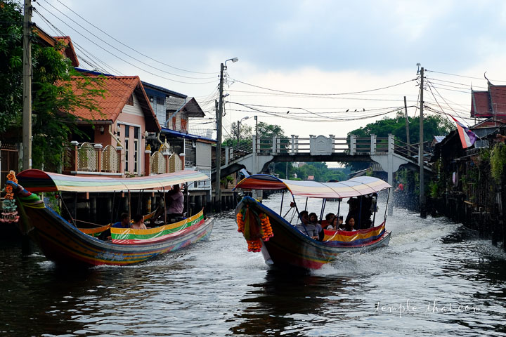 Devant le temple, le défilé des navettes
