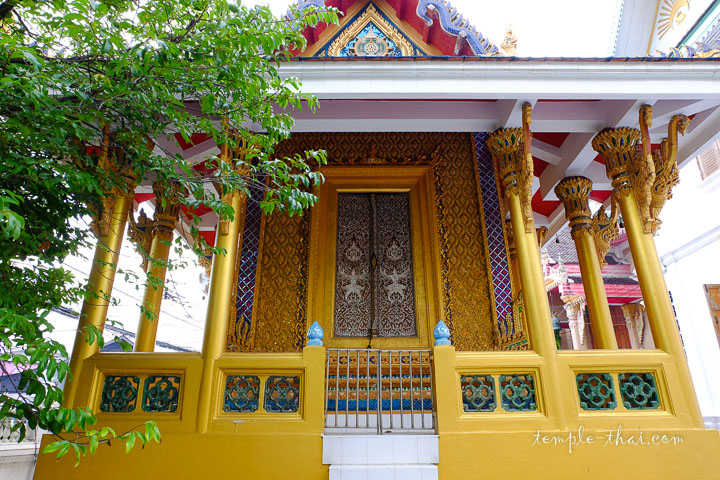 La bibliothèque et ses ornements