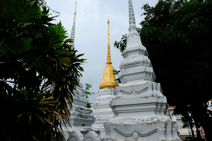 Stupas redentés du monastère