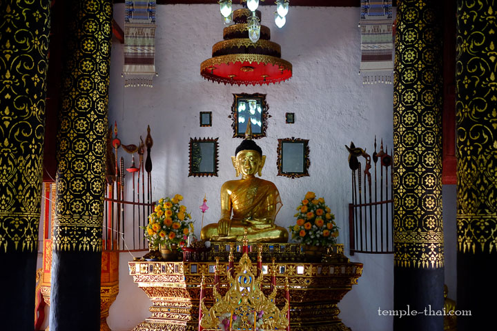 Le bouddha des lieux auréolé de miroirs