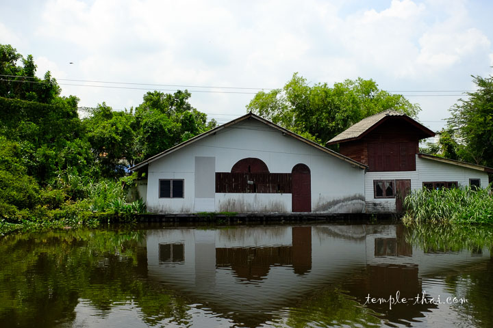 Maison au bord d'un canal