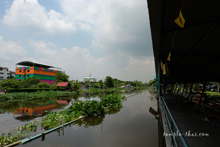 Un canal à la périphérie de Bangkok