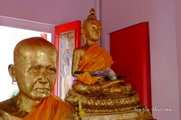 Le bouddha dans la posture du lotus