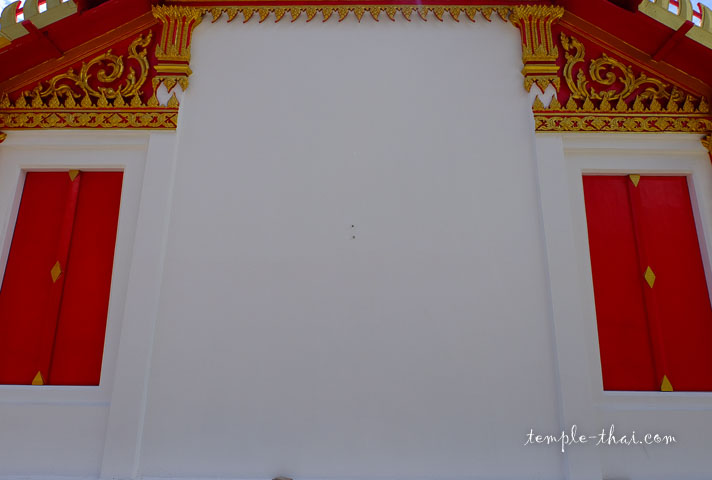 Deux fenêtres rouges