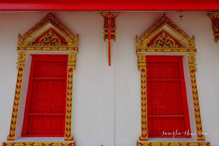 Deux fenêtres rouges