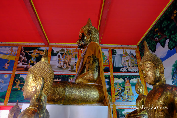 Le bouddha principal vu de côté Le bouddha principal vu de côté