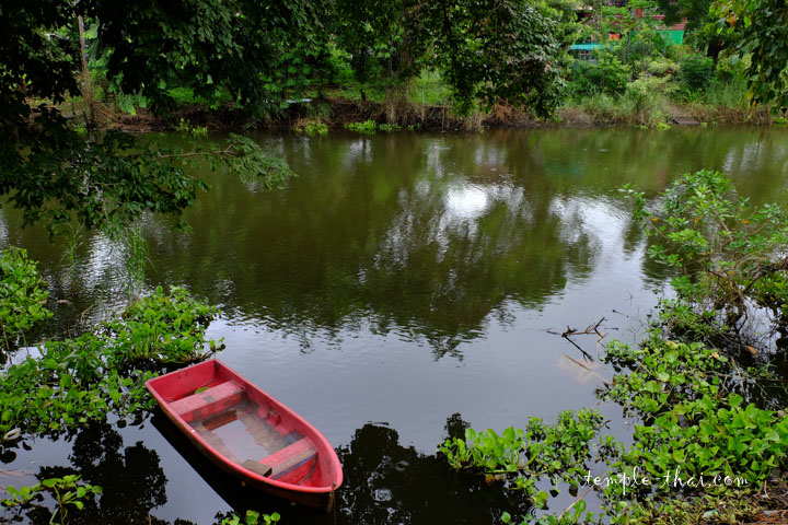 canal à l'arrière du temple