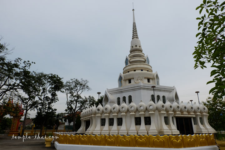 Le stupa du Wat Tum