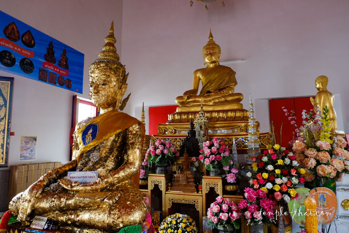 Le bouddha sacré au premier plan