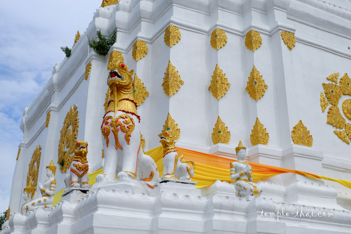 Ornements dorés sur le stupa blanc