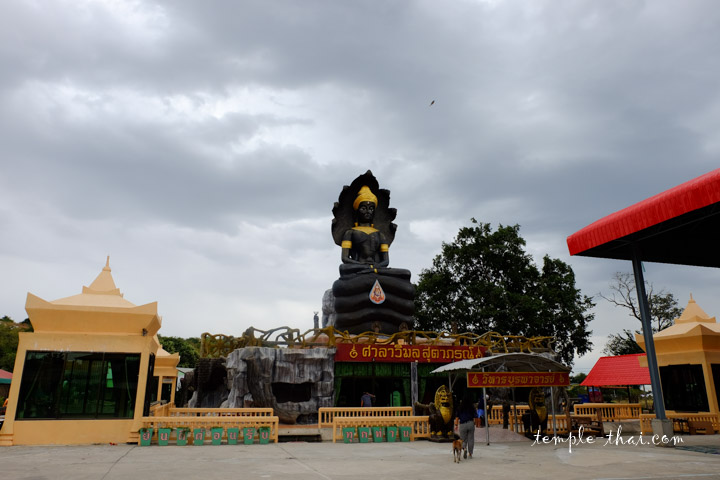 bouddha noir sur un toit