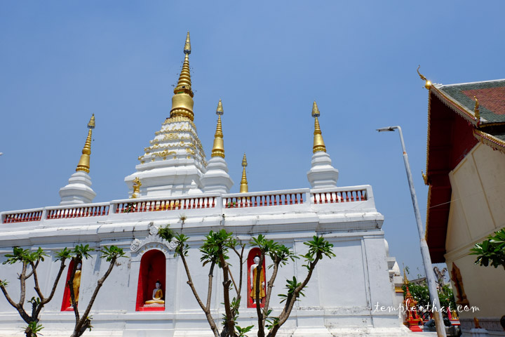stupa aux sept pointes