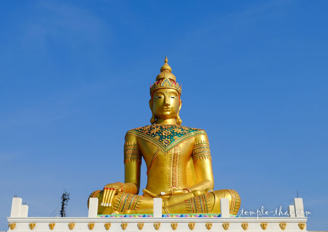 bouddha géant paré, dos au fleuve