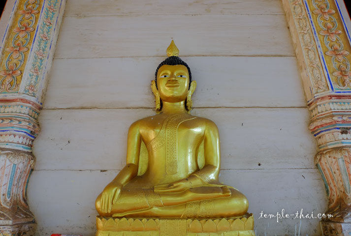 Statue sur la structure en bois
