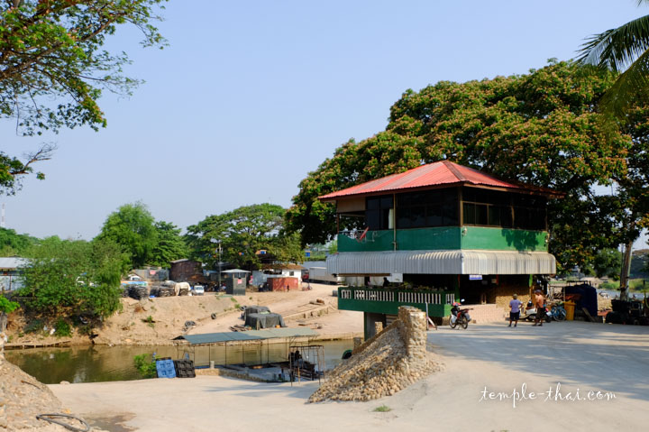 L'une des frontières à l'entrée du temple, le Myanmar est de l'autre côté de la rivière