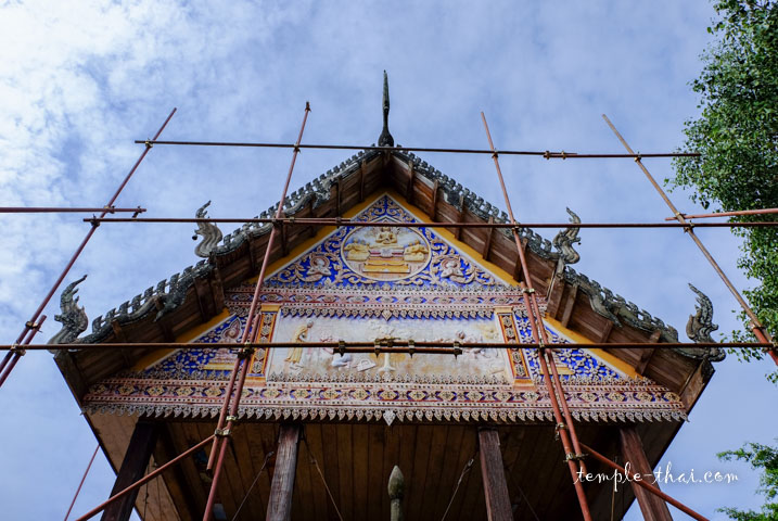 Fronton décoré de bas-relief
