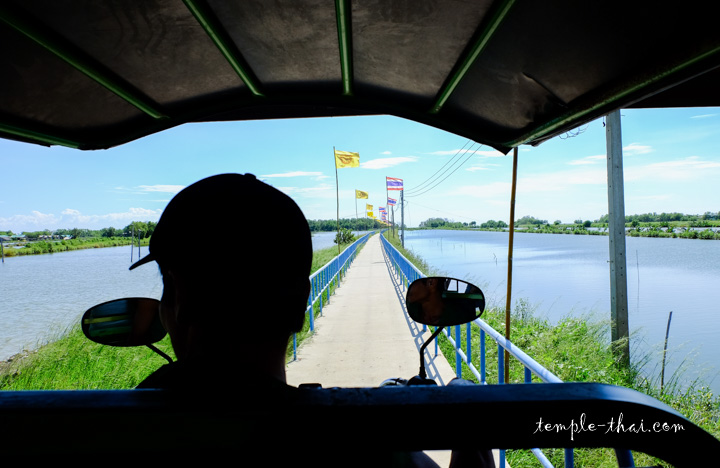 Le week-end, un tuk-tuk fait l'aller retour entre le temple et l'embarcadère