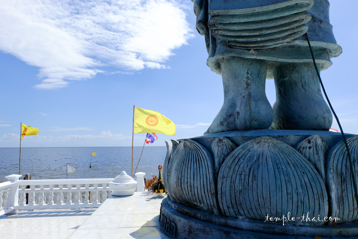 Face à l'océan, le bouddha debout