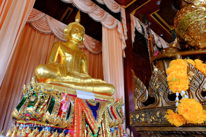 Un bouddha sacré à sa suite