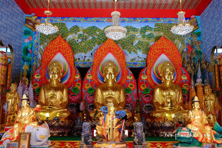 Trois bouddhas côte à côte