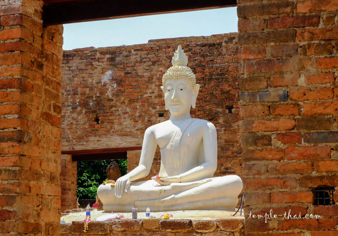 Le bouddha blanc de l'extérieur