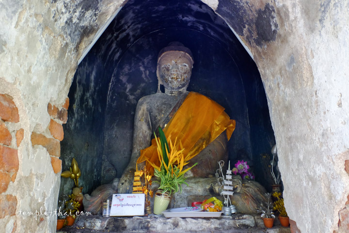 bouddha dans une niche du stupa